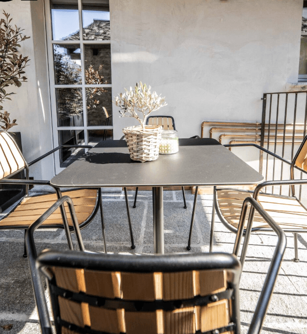 Terrasse mit Sitzgruppe vor der historischen Fassade