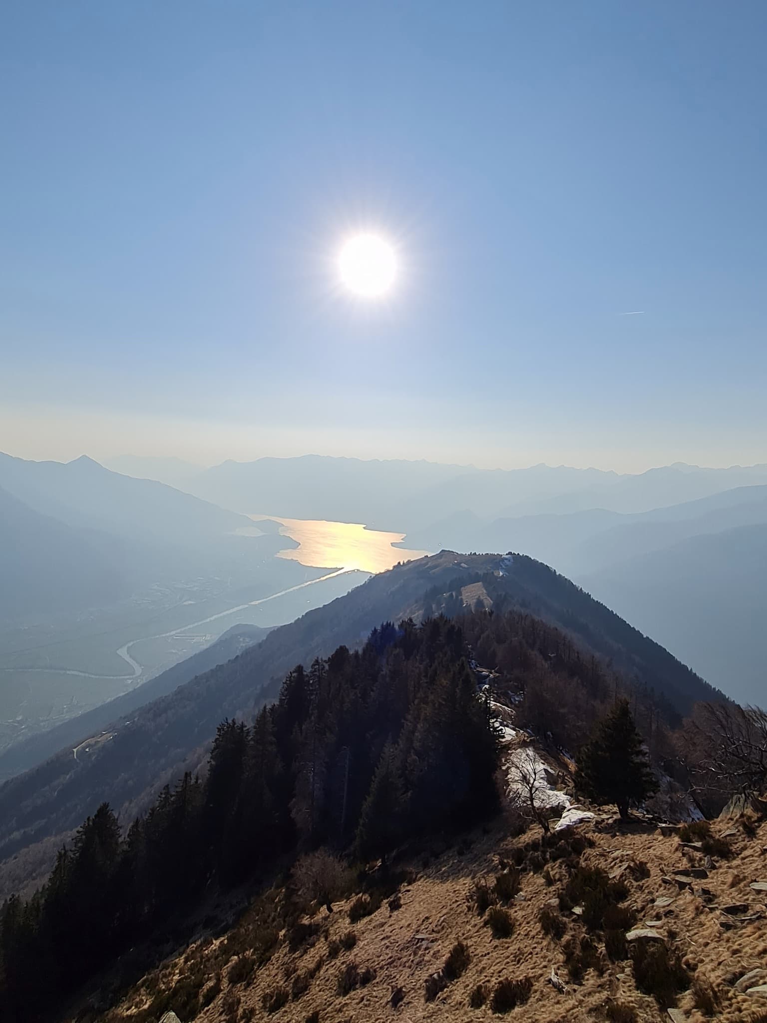 Gipfelblick über den Lago di Como in der Abendsonne
