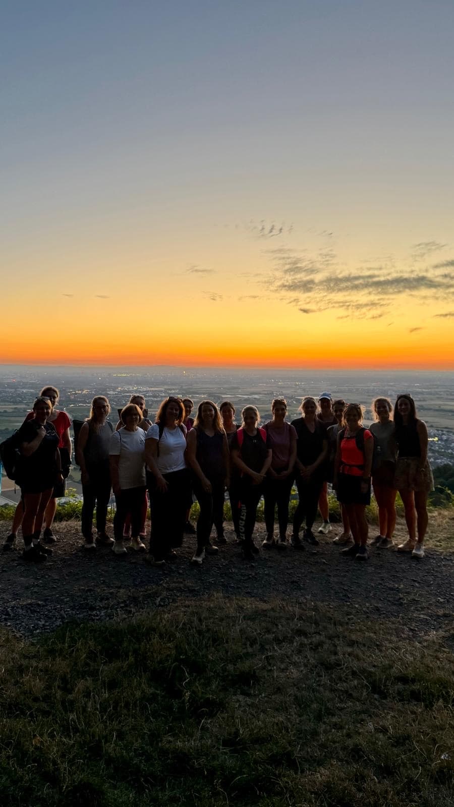 Gruppe im Gegenlicht bei Sonnenuntergang auf dem Ölberg