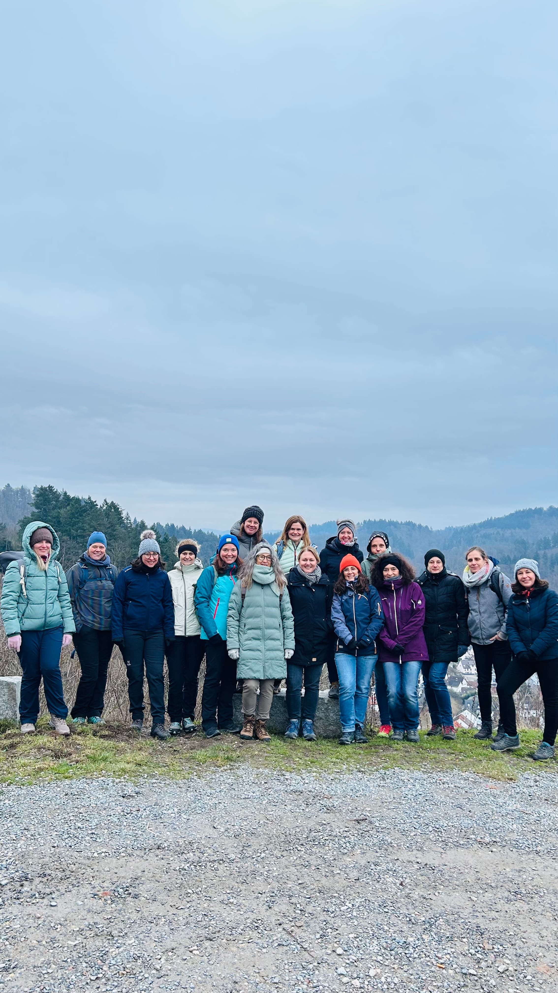 Gruppenfoto bei der Burgruine Windeck mit Blick über Weinheim