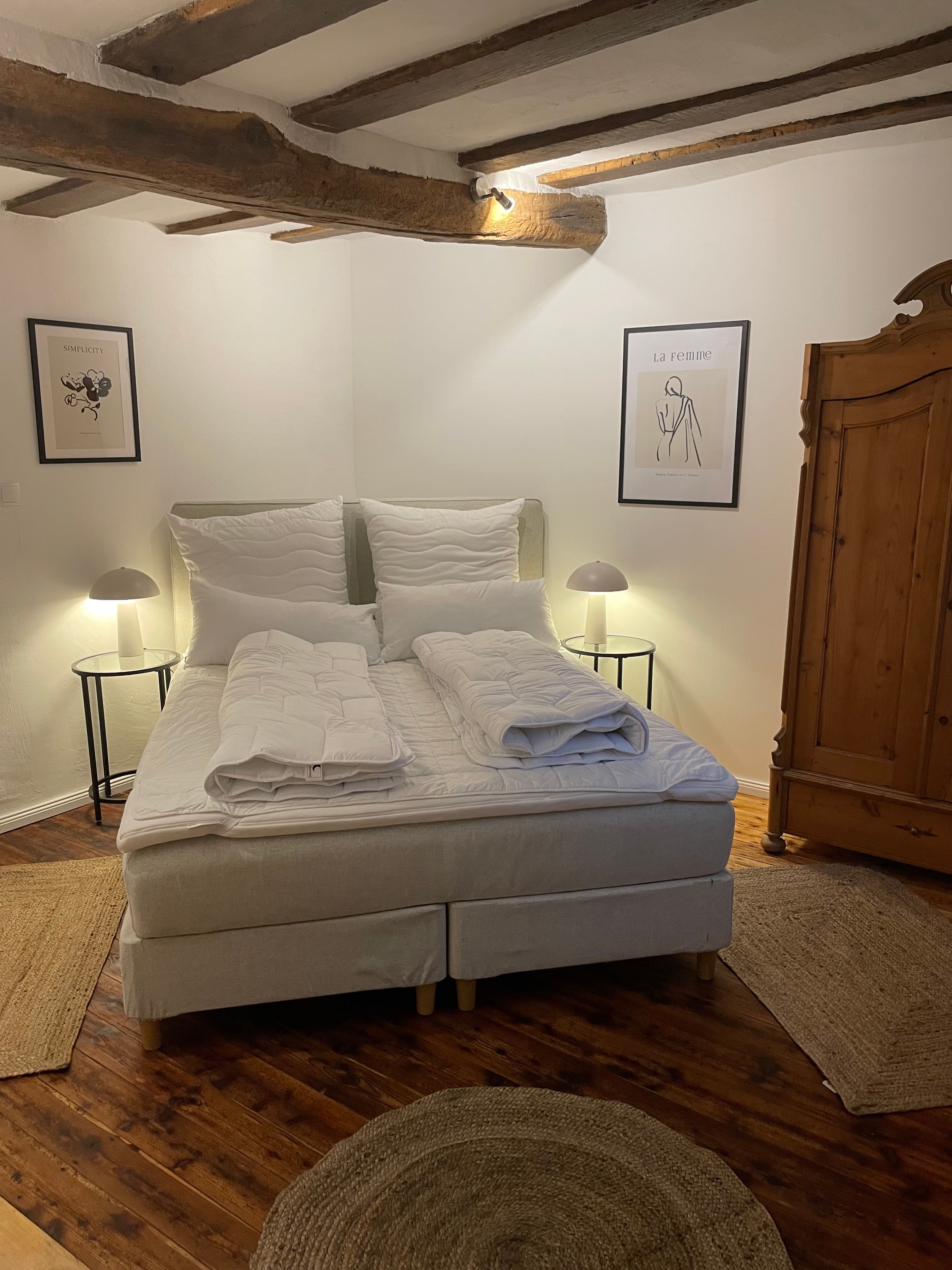 Schlafzimmer mit Balkendecke und Doppelbett