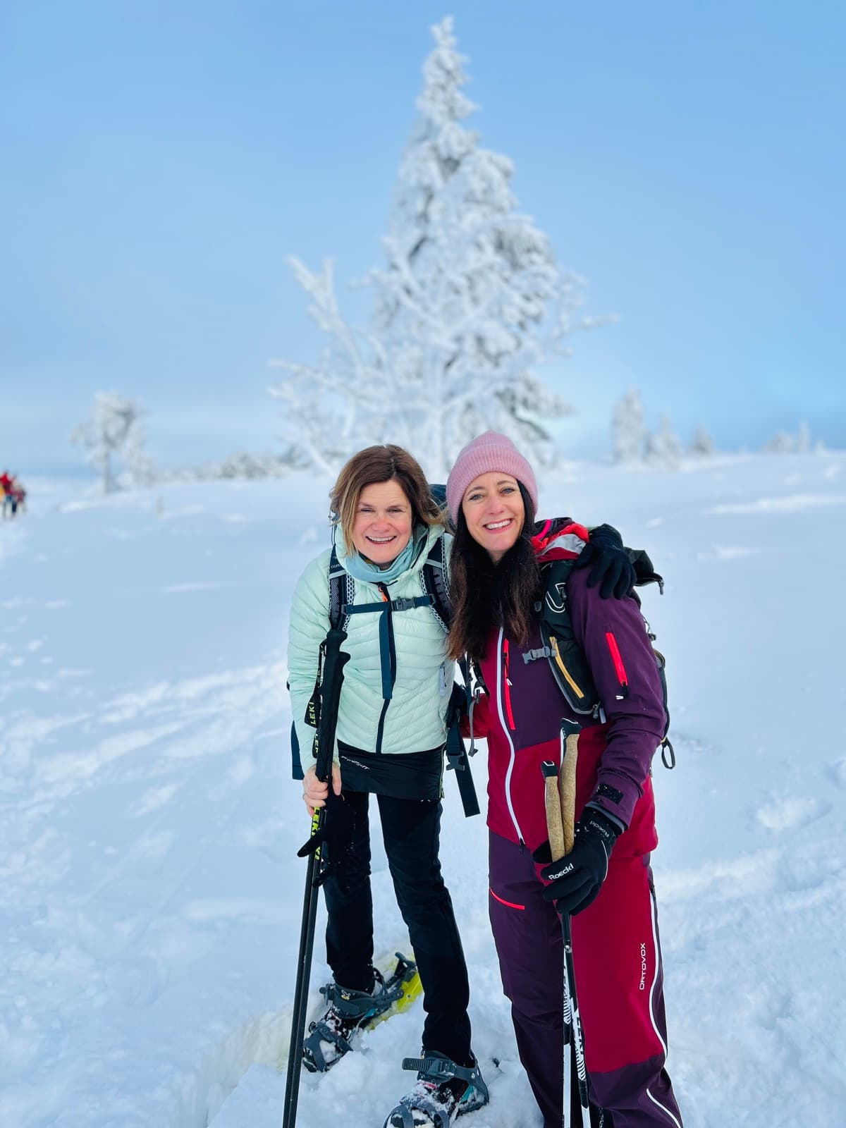 Zwei Frauen mit Schneeschuhen im tief verschneiten Schwarzwald